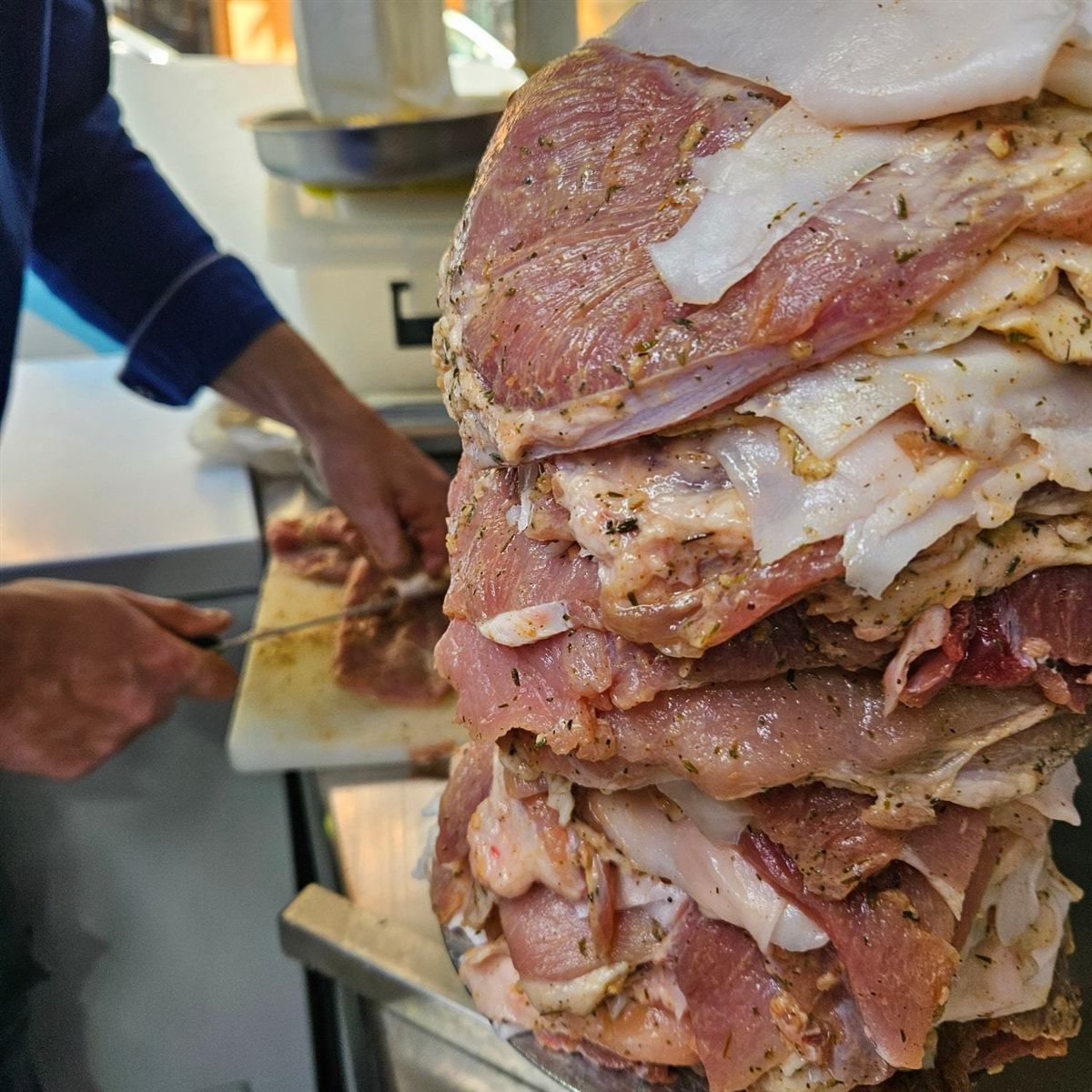 Preparando el gyros artesanal cada día