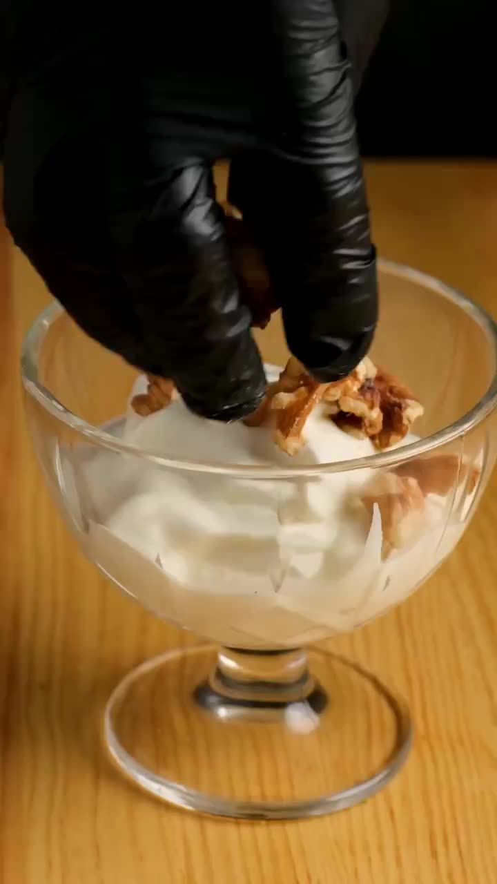 Yogurt Griego con Miel y Nueces Pecanas Caramelizadas